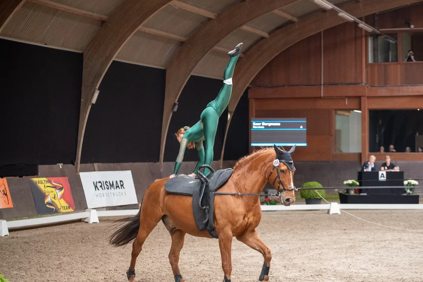 Straffe SJG'er (of KLJ'er) Saar Borgmans (17)  combineert paardrijden met acrobatie